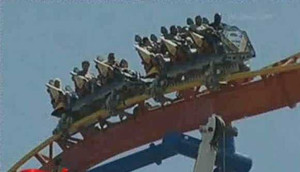 Đi chơi công viên, du khách mắc kẹt trên không