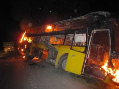 Xe khách hai tầng bốc cháy trên quốc lộ 1A