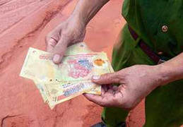 Một va li tiền bị bỏ rơi cạnh quốc lộ 1A