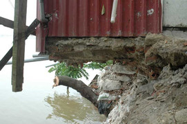 Hà Nội: Thủy thần lăm le ‘nuốt chửng’ khu dân cư