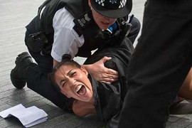 Nữ quậy Femen lại giở trò phá phách Olympic