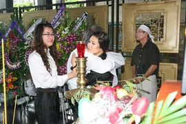 Nghệ sĩ xúc động viếng đạo diễn 'Ván bài lật ngửa'