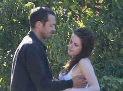 Kristen Stewart bị bắt quả tang ngoại tình như thế nào?