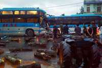 Xe khách tông đứt đôi 'công nông'