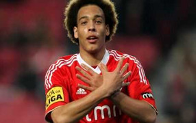 5 tiền vệ trụ Sir Alex nên mua trước khi rời MU