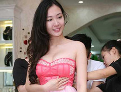 Ngọc Hân, Thùy Trang rủ nhau thử váy cưới