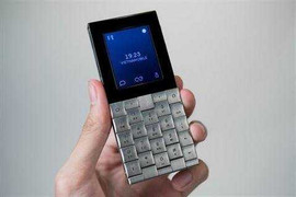 Điện thoại 'cùi bắp' về VN giá 200 triệu đồng