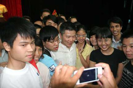 GS Ngô Bảo Châu trong vòng vây của sinh viên Hà Thành