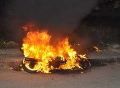 Bị CSGT thổi phạt, tự đốt xe mình