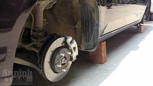 Hà Nội: 2 ô tô bị vặt 4 bánh trong đêm