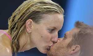 Những người yêu nhau say đắm tại làng Olympic