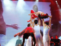 Hồng Nhung đeo mặt nạ, bay bổng trên sân khấu