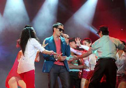 Phơi bày hậu trường lố bịch của showbiz Việt