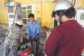 Bắt đầu phạt nếu dùng điện thoại di động ở cây xăng