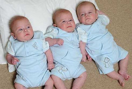 Ngắm các bé của ca sinh 3 cùng trứng cực hiếm