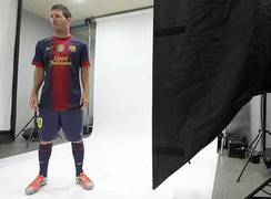 Messi, Fabregas, Iniesta chụp hình kiếm tiền cho Barca