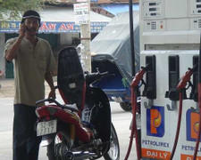 Dân vẫn 'hồn nhiên' nghe điện thoại ở cây xăng