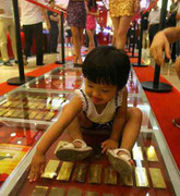 Chơi ngông, đại gia trải 200kg vàng làm thảm