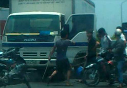 3 thanh niên đánh gục tài xế giữa đường