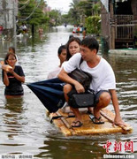 Ảnh: Bão lũ nhấn chìm thủ đô Philippines