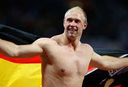 Đoạt HCV Olympic rồi vạ vật qua đêm ở... ga tàu