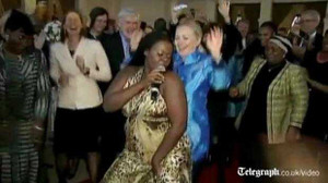 Ngoại trưởng Hillary Clinton nhảy múa trước ống kính