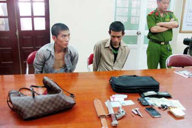 Cướp tiền trước ngân hàng, bắn cảnh sát bị thương