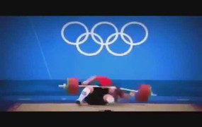 Lực sĩ bị tạ 196kg rơi sượt qua đầu