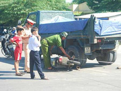 Suýt chết vì đi đường mải nghe nhạc