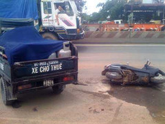 Xe 3 bánh đâm xe 2 bánh, 2 vợ chồng nguy kịch