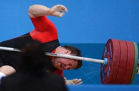 Kinh hãi cảnh tạ 196 kg rơi vào đầu tại Olympic
