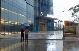 Gió thổi 5 ô kính ở tầng 22 Keangnam bay xuống đất