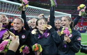 Olympic ngày 13: Giành HCV bóng đá nữ, Mỹ bỏ xa TQ