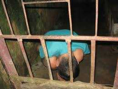 Trẻ em bị nhốt dưới đất, chưa bao giờ thấy mặt trời