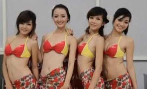 Vụ diễn bikini trên máy bay gây xôn xao báo nước ngoài