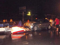 Hà Nội: Mecerdes ủi bay cả giải phân cách