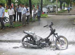 Xe máy bốc cháy khi đang chạy trên đường