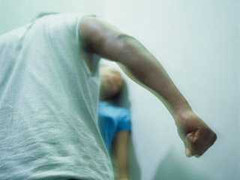 Ghen tuông, một sinh viên dùng súng uy hiếp vợ và bố