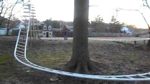 Tàu lượn siêu tốc xuất hiện trong vườn nhà