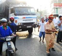 Chồng va chạm xe máy, vợ bị cán chết thảm