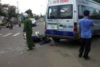 Xe khách tông xe máy, một quân nhân nguy kịch