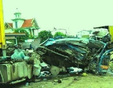 Xe tải đâm trực diện xe container, 3 người thương vong