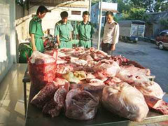 Thịt bẩn 'cưỡi' taxi vào TP.HCM