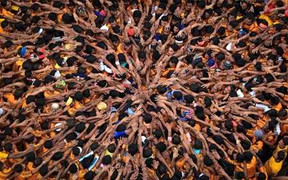 Ảnh ấn tượng 12/8: Biển người trong lễ hội Hindu