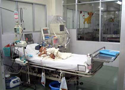 Bé một tuổi nuốt sỏi nhập viện cấp cứu