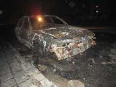 TP.HCM: Xe du lịch đời mới bốc cháy dữ dội trên phố