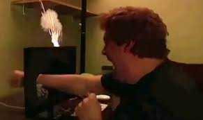 Đấm thủng màn hình máy tính vì quá kinh hãi