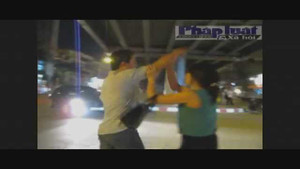 VĐV thể hình gạ cảnh sát hình sự... đấu tay bo