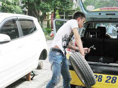 Hà Nội: Kẻ chuyên trộm bánh xe ô tô sa lưới