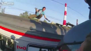 Coi thường mạng sống, nhảy trên nóc tàu đang chạy